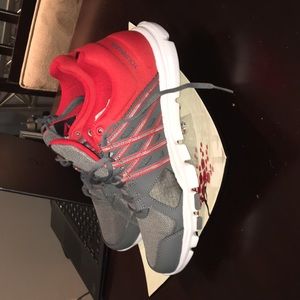 Men’s  size 9 Reebok Memory Tech tennis shoes.